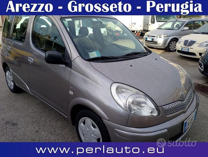 Usata Toyota Yaris Verso Sol 75 CV (55 kW) 2005 Grigio Monovolume