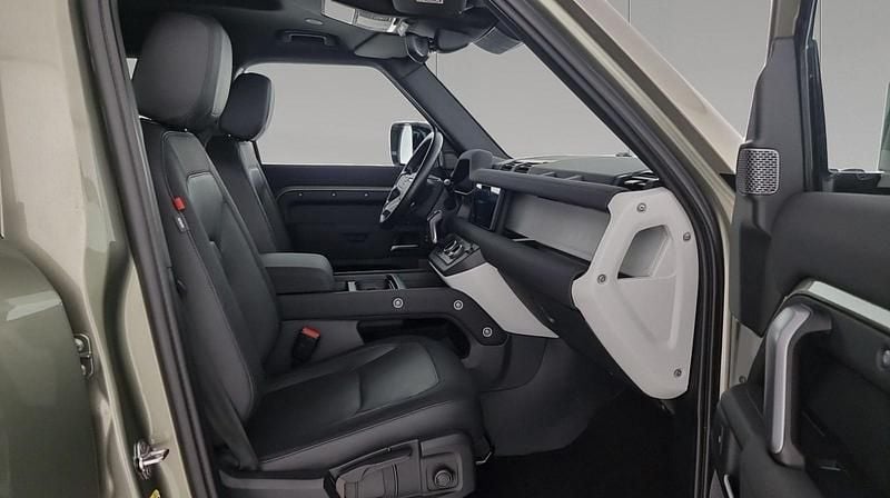 Usata Land Rover Defender Dynamic 249 CV (183 kW) 2022 Pangea green SUV