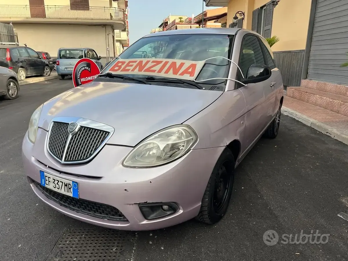 Usata Lancia Ypsilon 60 CV (44 kW) 2010 Viola Utilitaria