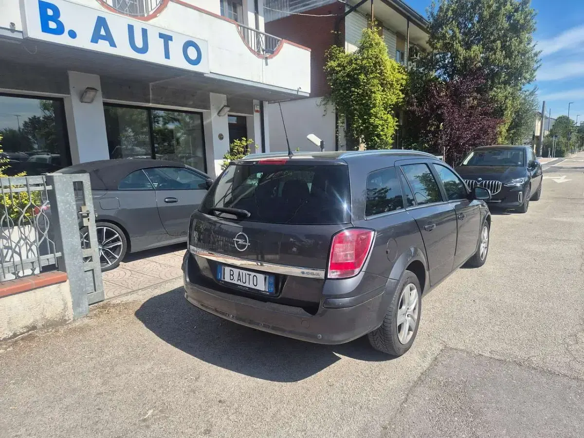 Usata Opel Astra Enjoy 110 CV (80 kW) 2010 Grigio Station wagon