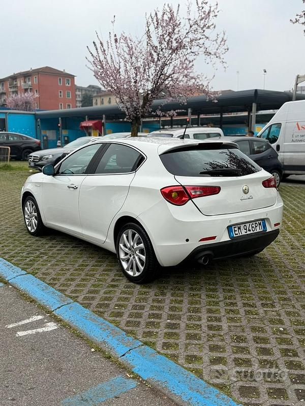 Usata Alfa Romeo Giulietta Exclusive 170 CV (125 kW) 2012 Bianco Utilitaria