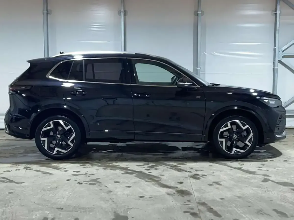 Usata VW Tiguan R-line 150 CV (110 kW) 2024 Deep black perlato SUV