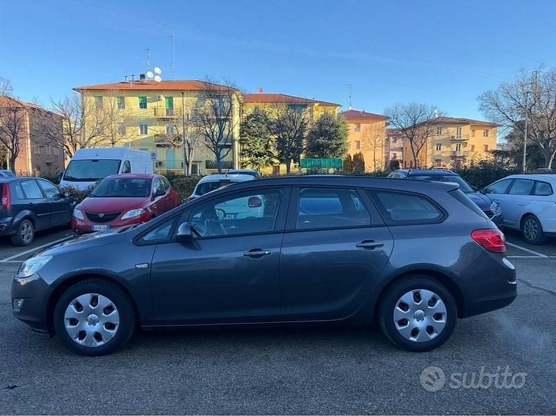 Usata Opel Astra 100 CV (73 kW) 2011 Grigio Station wagon