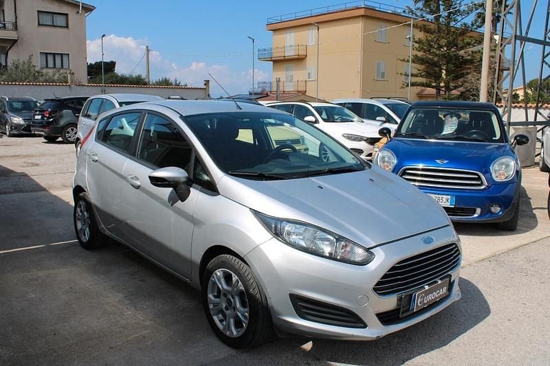 Usata Ford Fiesta 96 CV (70 kW) 2014 Grigio Utilitaria