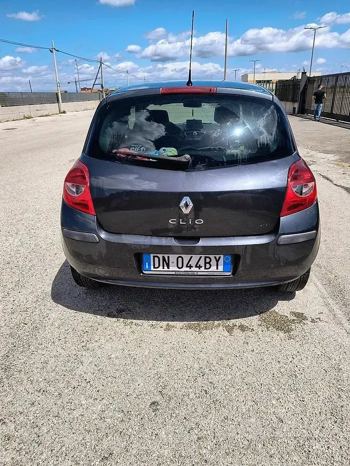 Usado Renault Clio II LE 75 CV (55 kW) 2008 Gris Berlina