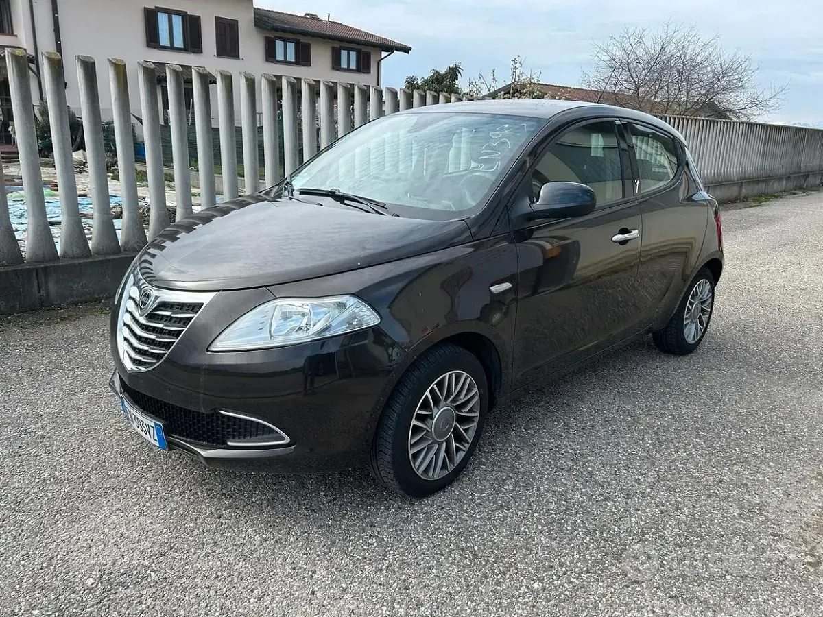 Usata Lancia Ypsilon 69 CV (50 kW) 2026 Nero Utilitaria