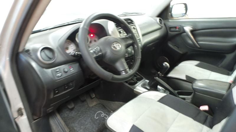 Usata Toyota RAV4 116 CV (85 kW) 2005 Argento SUV