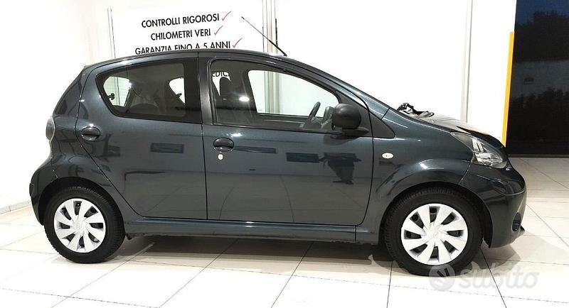 Usata Toyota Aygo Connect Style 68 CV (50 kW) 2013 Grigio Utilitaria
