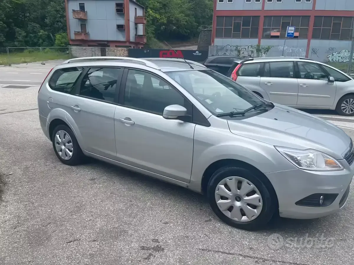 Usata Ford Focus 100 CV (73 kW) 2011 Grigio Berlina