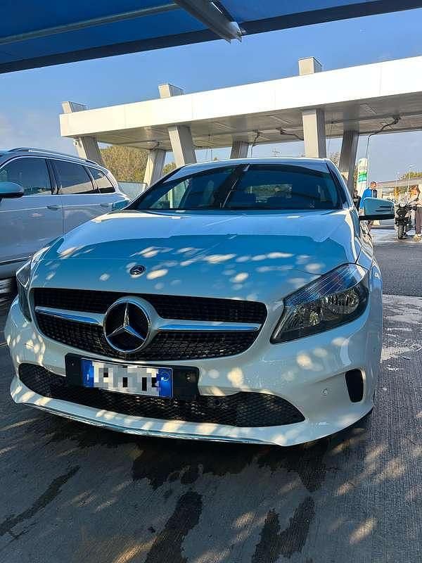 Bianco Usata 2017 Mercedes A180 Tre volumi | 15.000 € (Buon prezzo) - Immagine 1/4