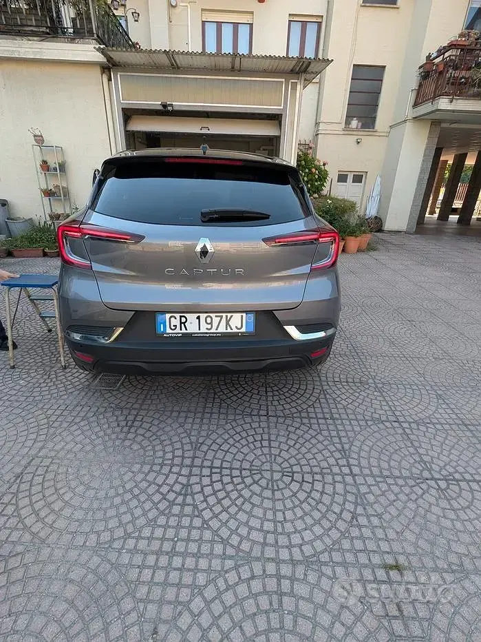 Usata Renault Captur 91 CV (66 kW) 2023 Grigio SUV