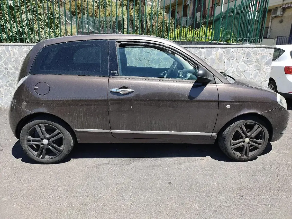 Usata Lancia Ypsilon 69 CV (50 kW) 2011 Marrone Utilitaria