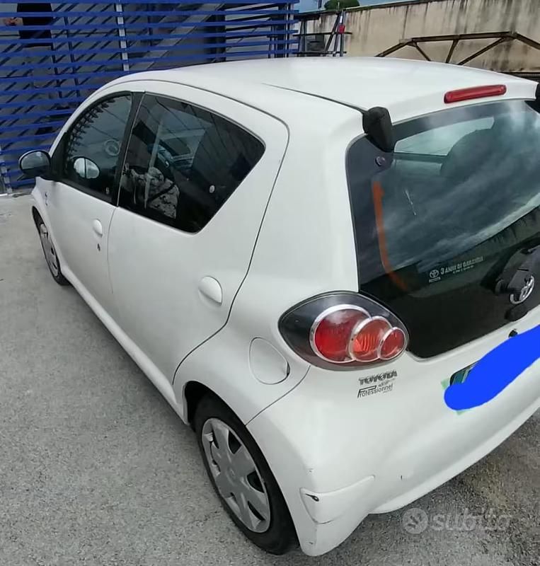 Usata Toyota Aygo 68 CV (50 kW) 2012 Bianco Utilitaria