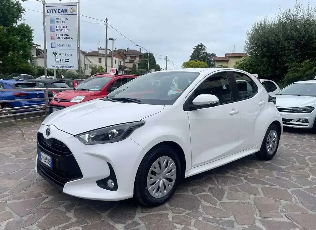 Usata Toyota Yaris Hybrid Active 92 CV (67 kW) 2023 Bianco Berlina