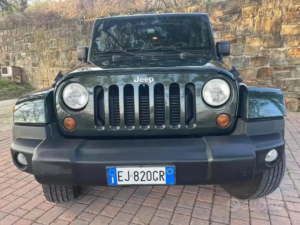Usata Jeep Wrangler Unlimited Sahara 177 CV (130 kW) 2011 Verde SUV