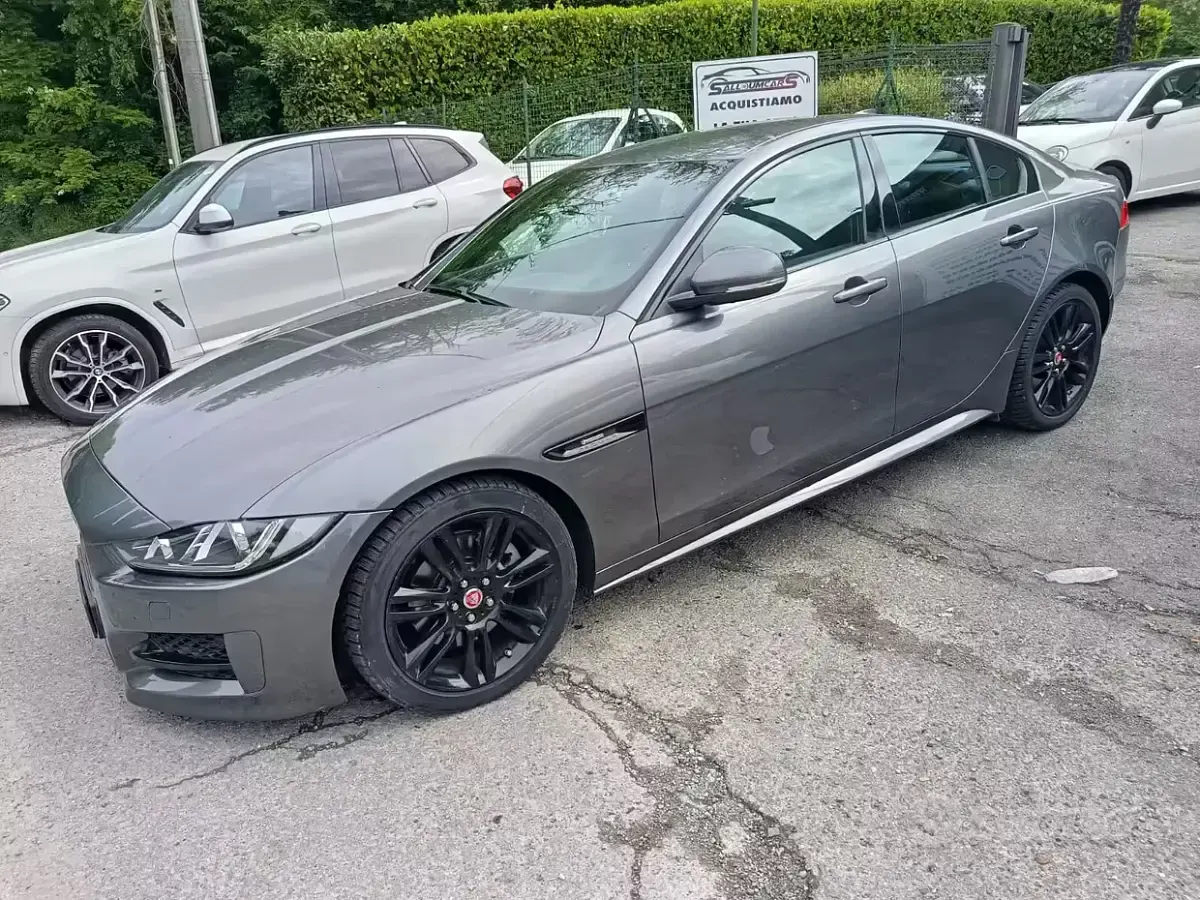 Usata Jaguar XE R-Dynamic 180 CV (132 kW) 2017 Grigio Berlina