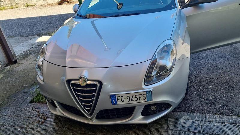 Grigio Usata 2010 Alfa Romeo Giulietta Tre volumi | 5800 € (Buon prezzo) - Immagine 1/2