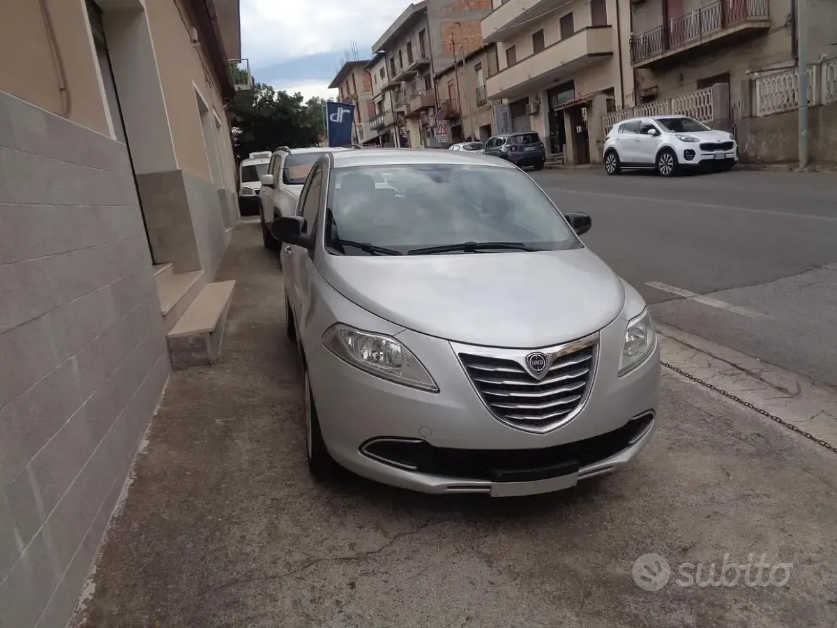 Usata Lancia Ypsilon Gold 95 CV (69 kW) 2013 Grigio Utilitaria