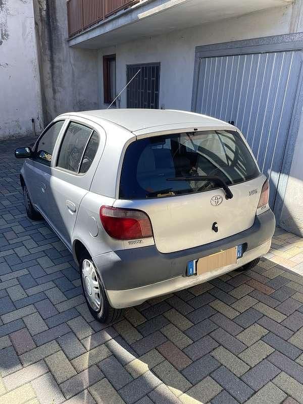 Usata Toyota Yaris 68 CV (50 kW) 2002 Argento Berlina