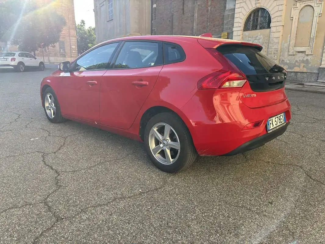 Usado Volvo V40 Kinetic 120 CV (88 kW) 2017 Rojo Berlina