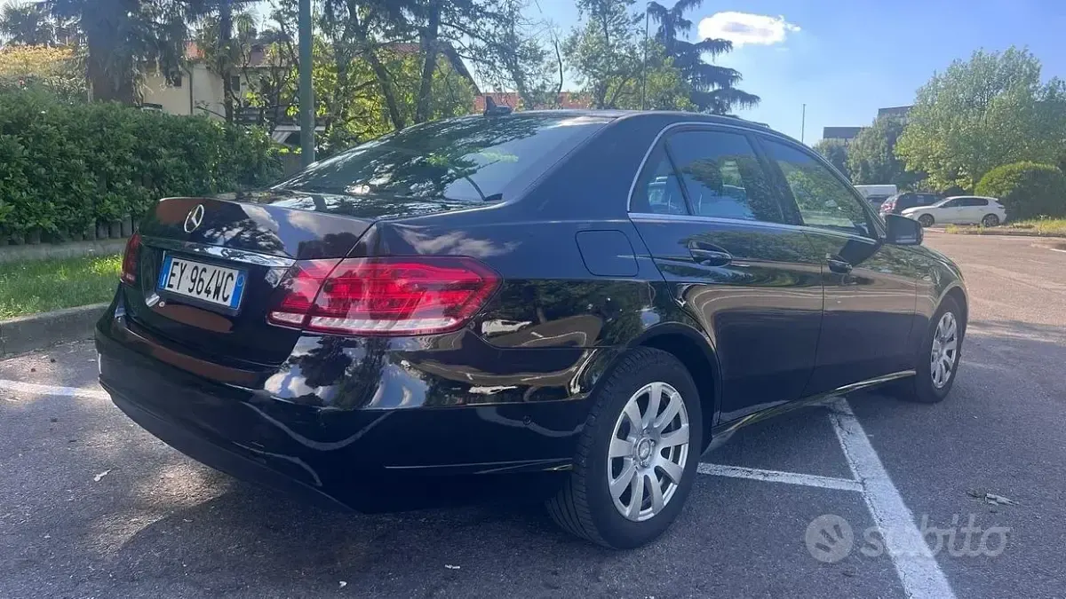 Usado Mercedes E200 Premium 136 CV (100 kW) 2015 Negro Berlina