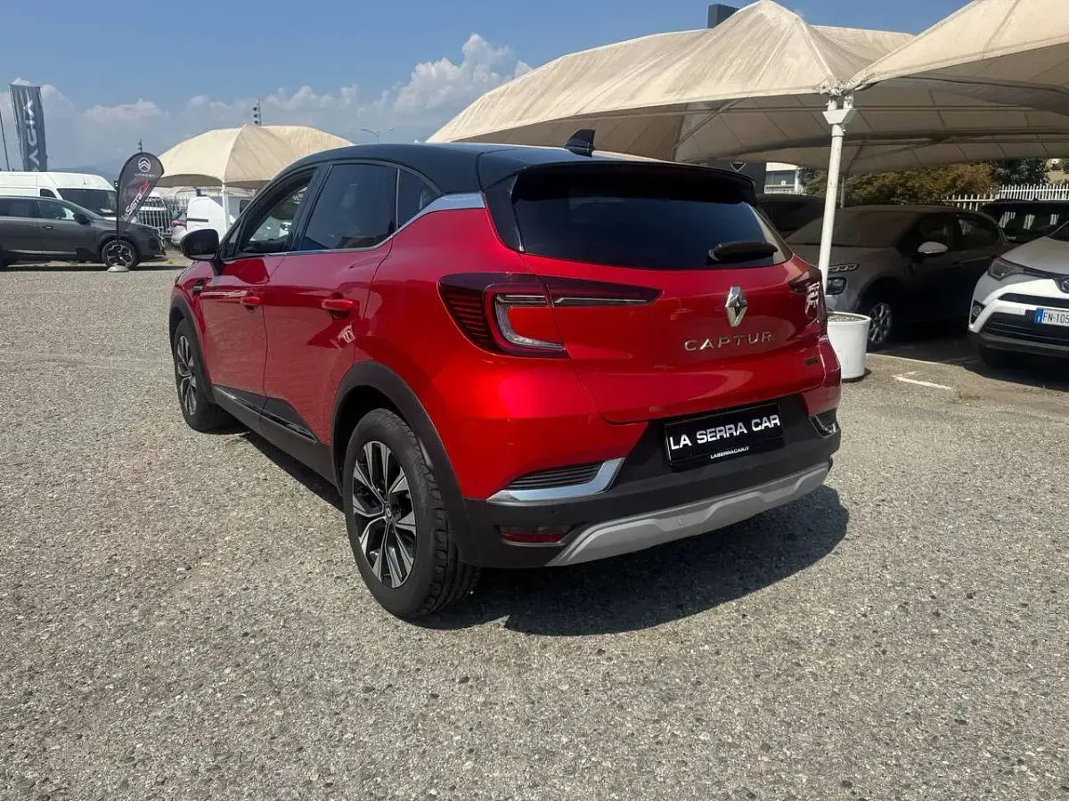 Usata Renault Captur Engineered 94 CV (69 kW) 2023 Rosso SUV