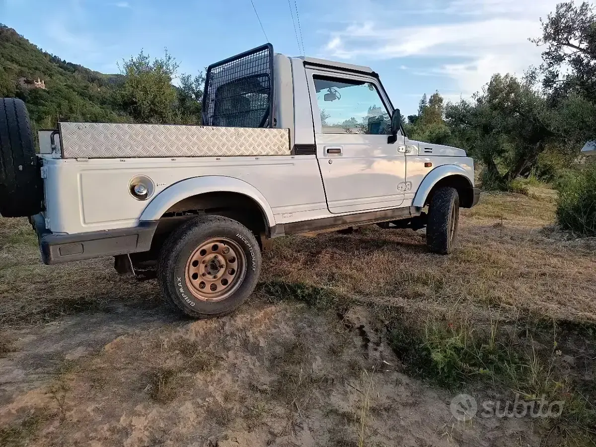 Second-hand Suzuki Samurai 64 CP (47 kW) 2002 Alb SUV