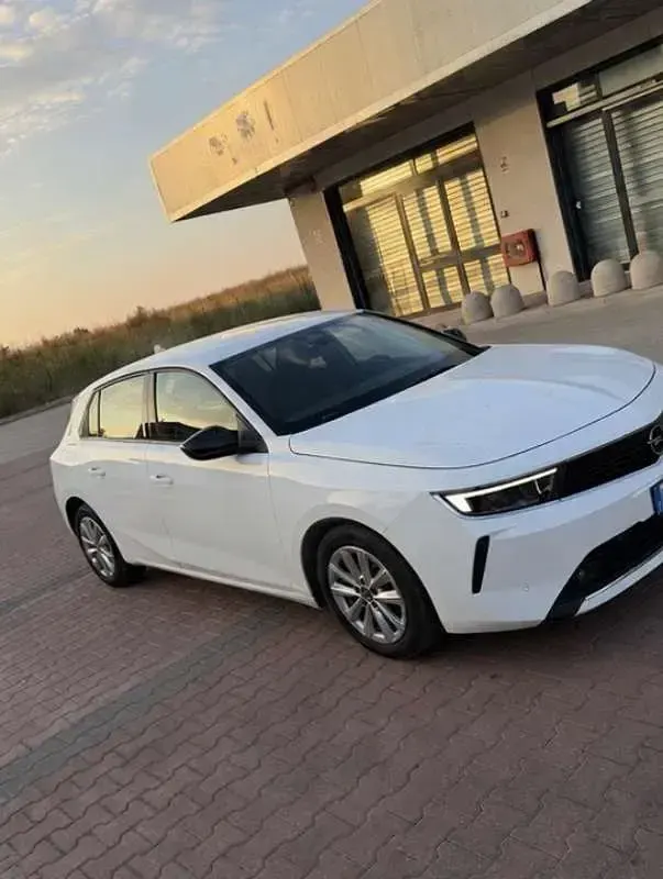 Usata Opel Astra Edition 110 CV (80 kW) 2023 Utilitaria