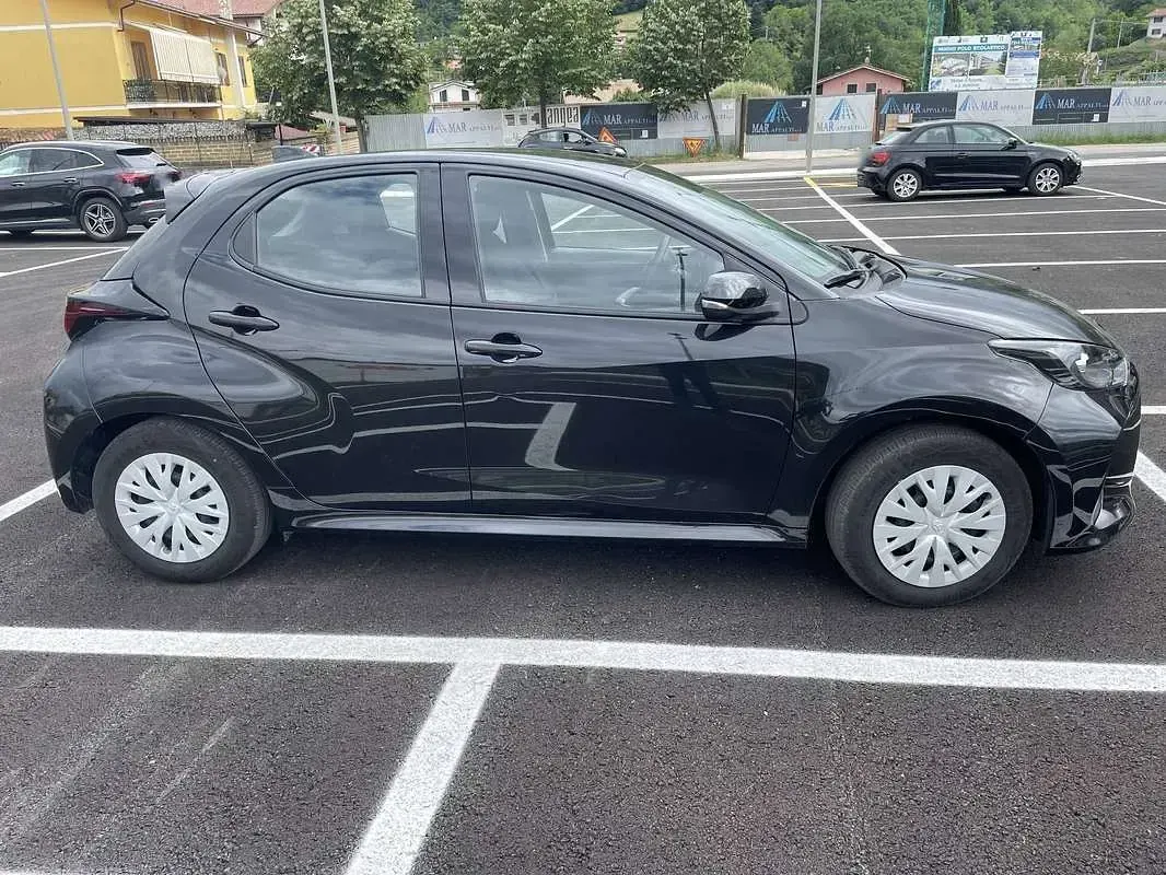 Usata Toyota Yaris Hybrid Active 92 CV (67 kW) 2024 Nero Berlina