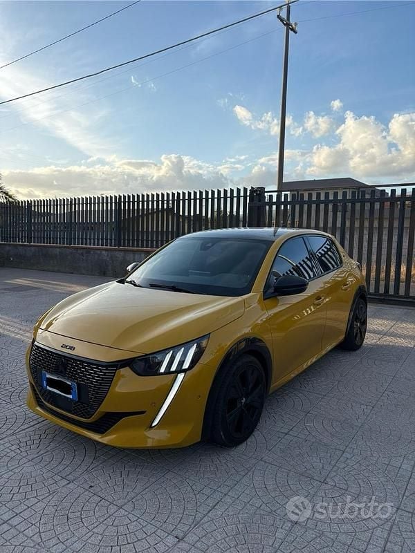 Usata Peugeot 208 GT 102 CV (75 kW) 2022 Giallo Utilitaria