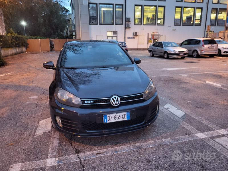 Blu Usata 2010 VW Golf VI GTD Tre volumi | 6500 € (Buon prezzo) - Immagine 1/4