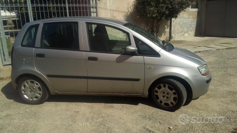 Usata Fiat Idea 77 CV (56 kW) 2005 Grigio Monovolume