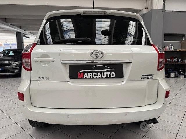 Usata Toyota RAV4 Executive 150 CV (110 kW) 2011 Bianco SUV