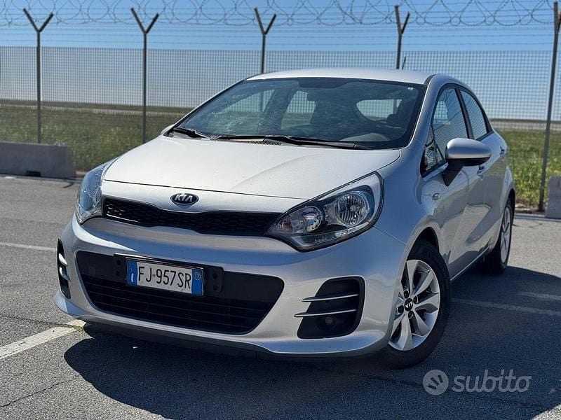 Usata Kia Rio 84 CV (61 kW) 2017 Grigio Berlina