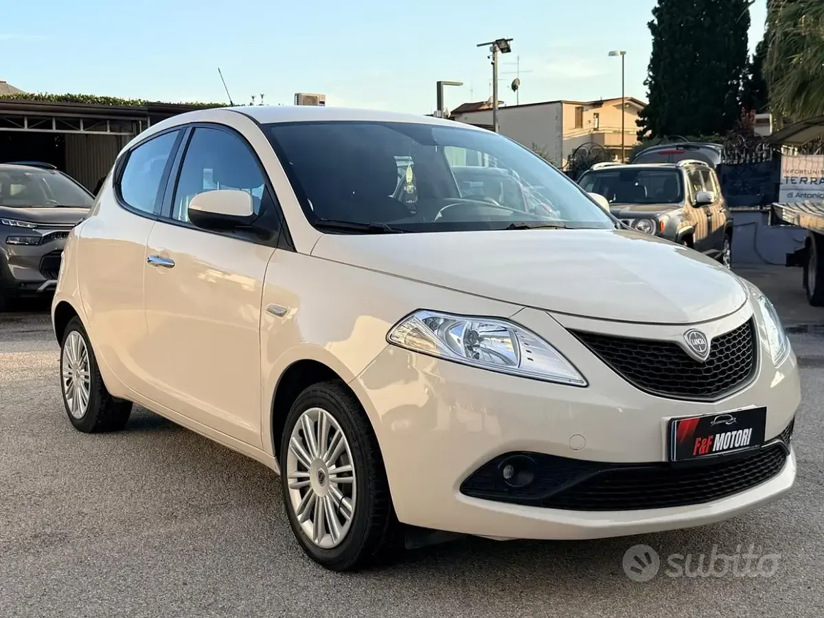 Usata Lancia Ypsilon Gold 69 CV (50 kW) 2018 Bianco Utilitaria