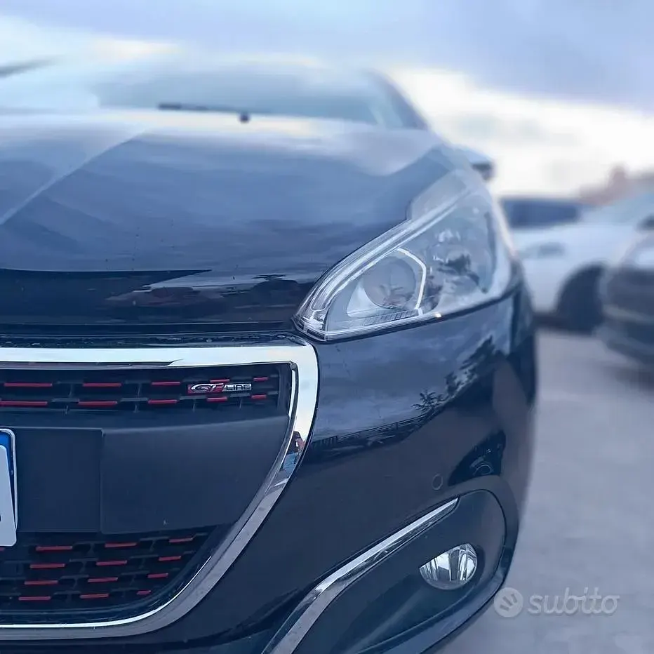 Usata Peugeot 208 GT-line 100 CV (73 kW) 2016 Nero Utilitaria