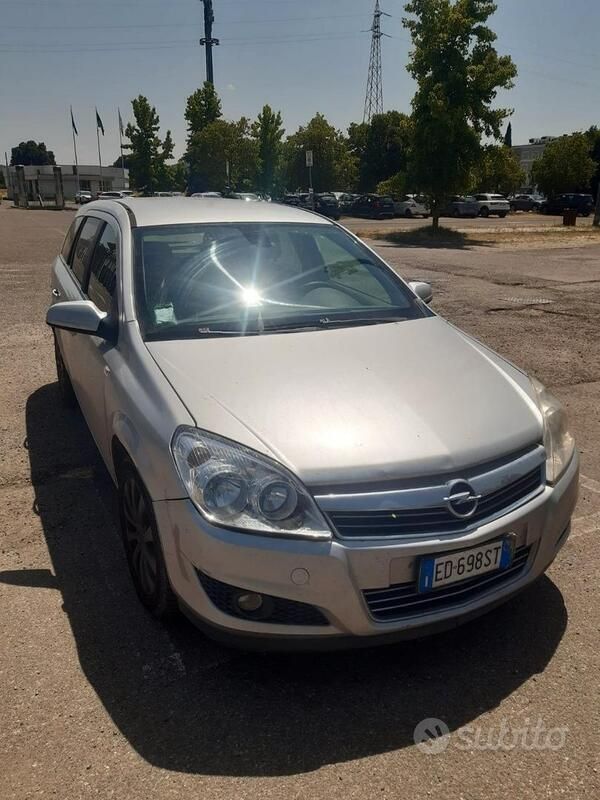 Grigio Usata 2010 Opel Astra Station wagon | 4000 € (Ottimo prezzo) - Immagine 1/4