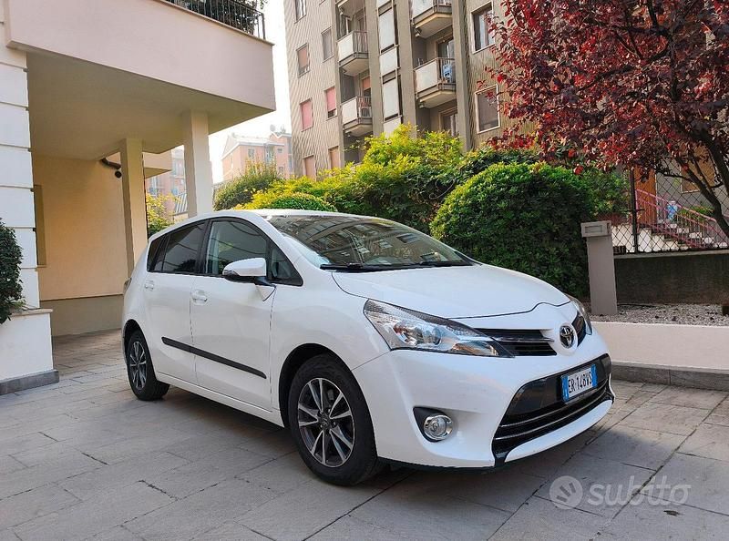 Usata Toyota Verso 132 CV (97 kW) 2013 Bianco Monovolume