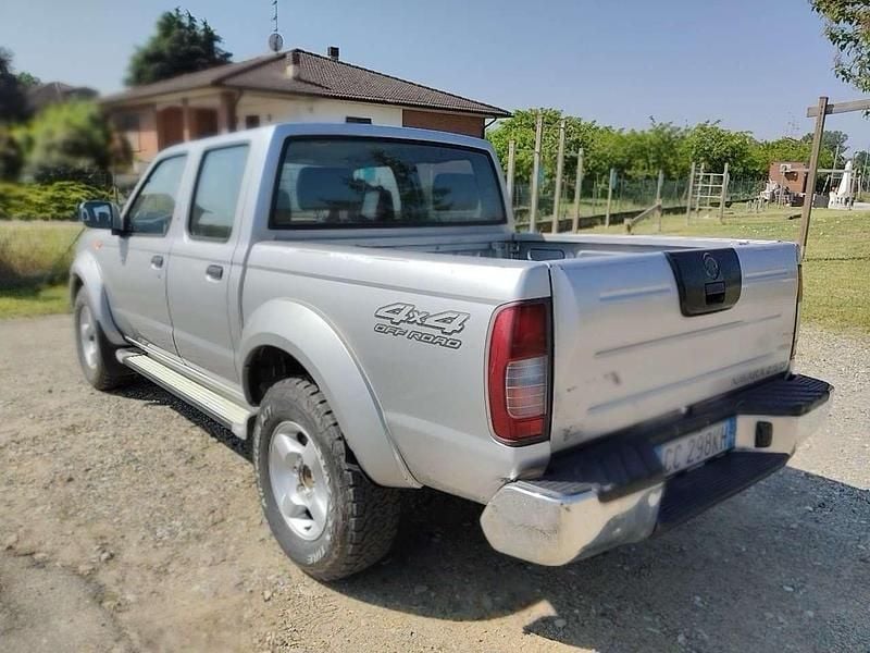 Usata Nissan Navara 133 CV (97 kW) 2002 Argento Pick-up