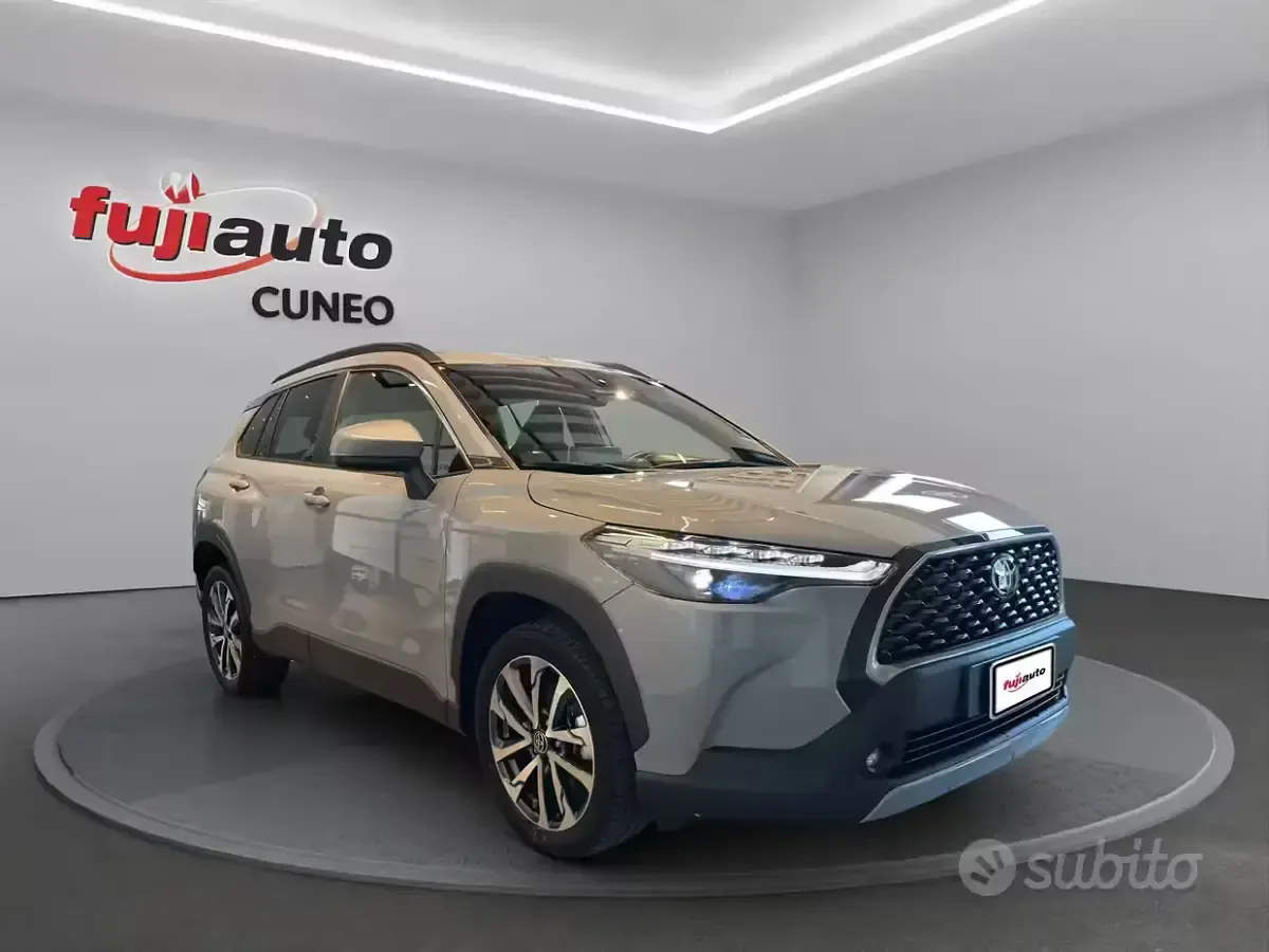 Usata Toyota Corolla Cross Trend 140 CV (102 kW) 2025 Cement grey SUV
