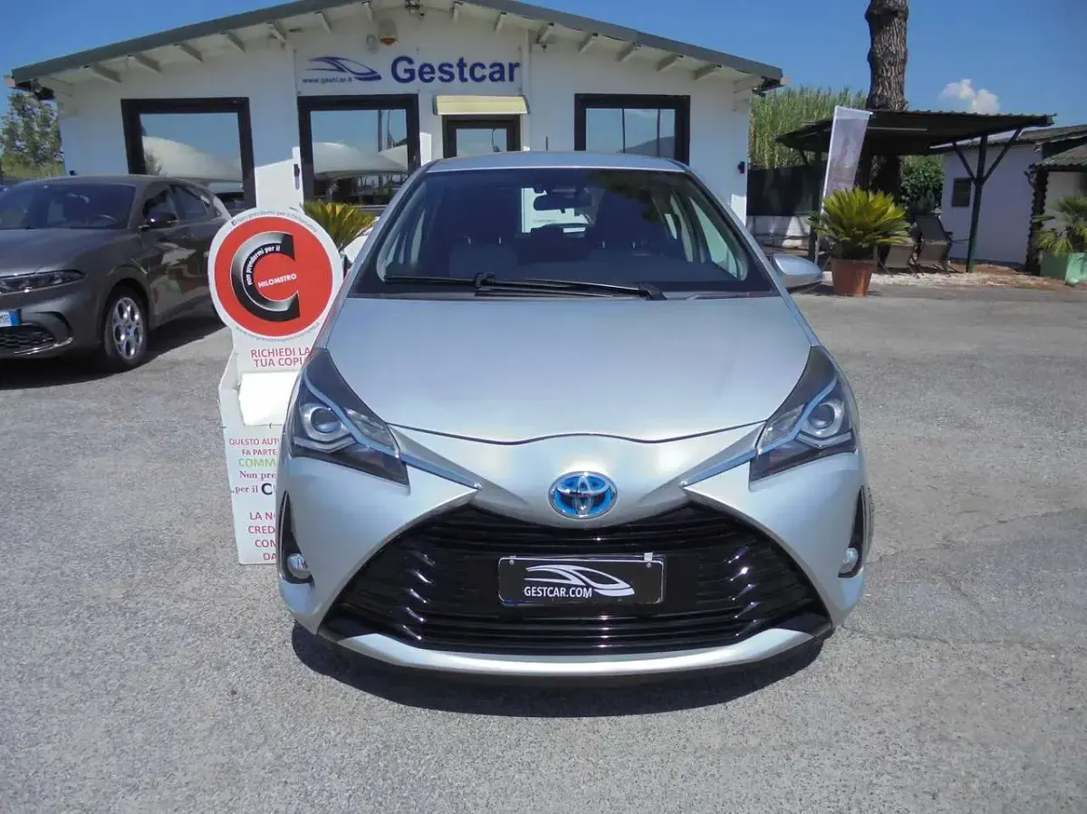 Usata Toyota Yaris Hybrid Business Edition 73 CV (53 kW) 2019 Argento Berlina