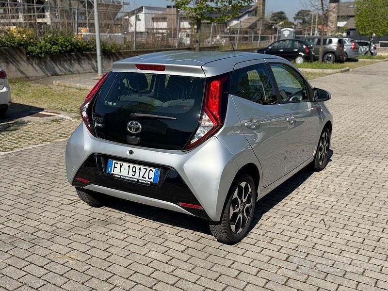 Usata Toyota Aygo Connect Style 72 CV (52 kW) 2020 Grigio Utilitaria