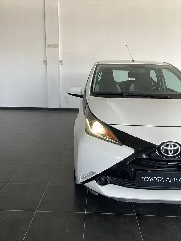 Usata Toyota Aygo X-play 69 CV (50 kW) 2016 Bianco Utilitaria