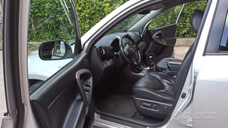 Grigio Usata 2008 Toyota RAV4 SUV | 6000 € (Buon prezzo) - Immagine 1/4
