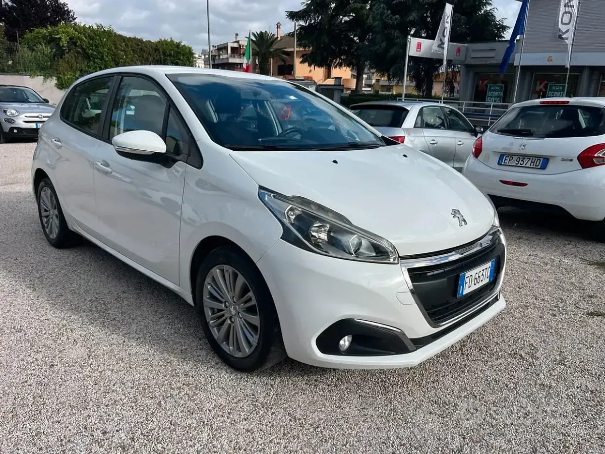 Usata Peugeot 208 Allure 82 CV (60 kW) 2016 Bianco Utilitaria