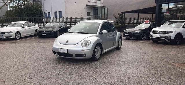 Usata VW New Beetle 105 CV (77 kW) 2006 Argento Utilitaria
