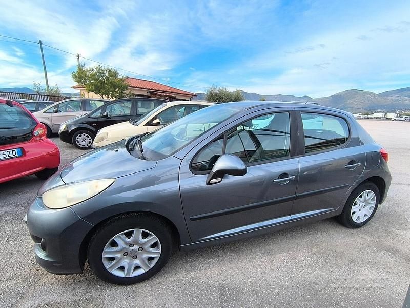 Grigio Usata 2010 Peugeot 207 Tre volumi | 3000 € (Buon prezzo) - Immagine 1/4