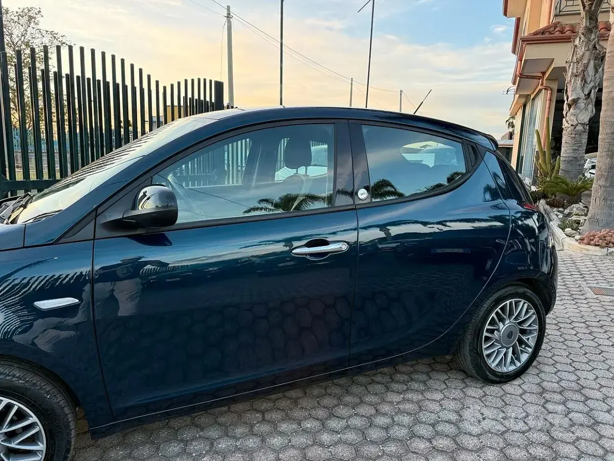 Usata Lancia Ypsilon Gold 69 CV (50 kW) 2018 Blu/azzurro Utilitaria