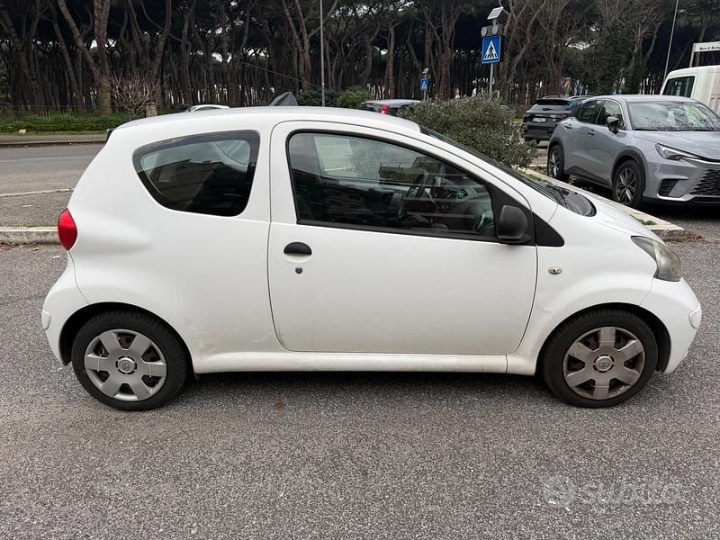 Usata Toyota Aygo Sol 67 CV (49 kW) 2007 Bianco Utilitaria