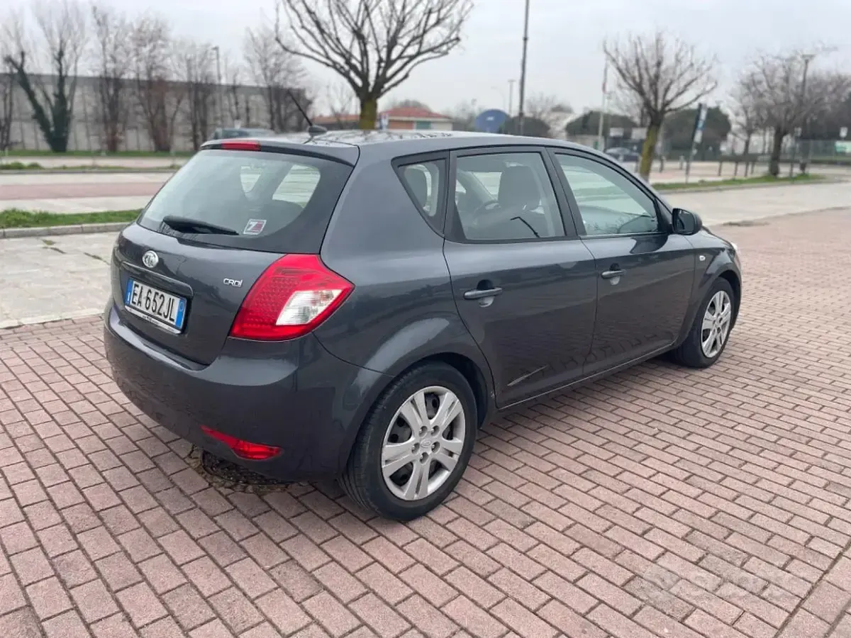 Usata Kia Ceed GT LX 90 CV (66 kW) 2010 Marrone Berlina